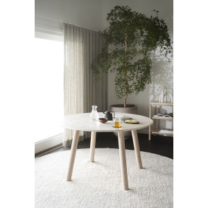 Rowico Taransay pyöreä pöytä Ø 125 cm beige travertine / valkopestyt jalat